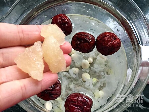 Tremella, Red Dates and Lotus Seed Soup recipe