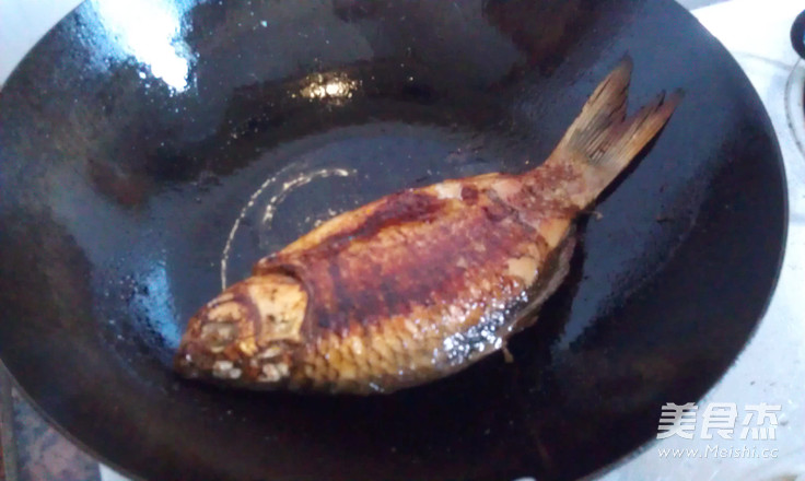 Pan-fried Crucian Carp with Sauce recipe