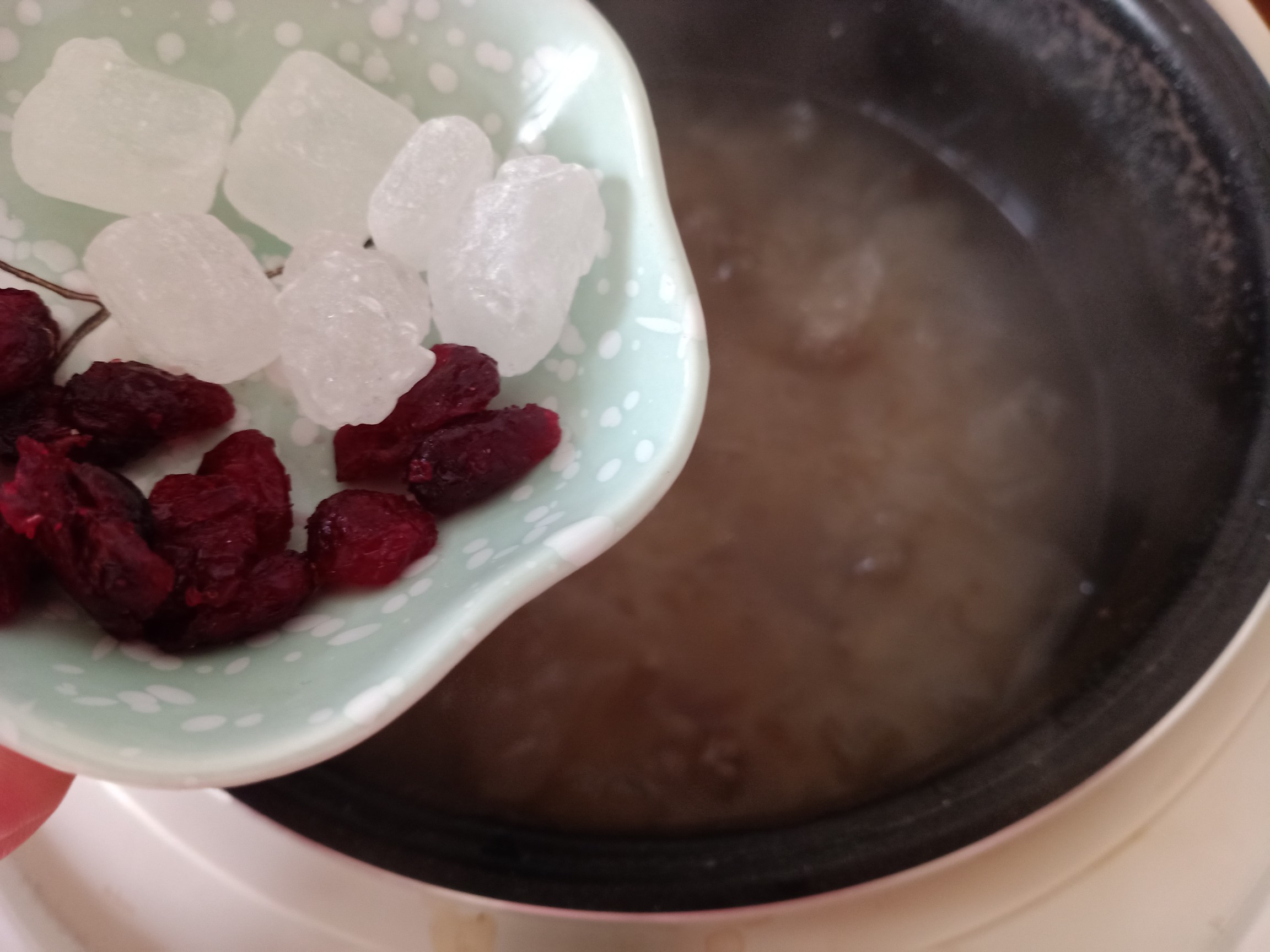 Peach Gum, Lotus Seed and White Fungus Soup (beauty and Beauty) recipe