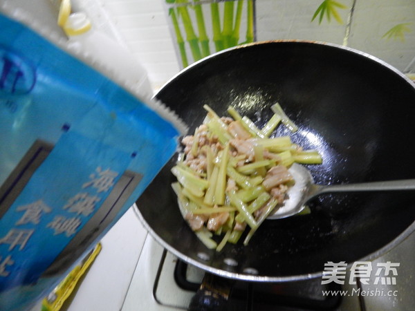 Lettuce Shredded Pork Noodles recipe