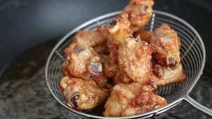 A Perfect Copy of The Salt and Pepper Ribs in A Chinese Restaurant for 38 Yuan, The Bones are Fragrant and The Meat is Rotten, So Delicious to Suck Your Fingers recipe