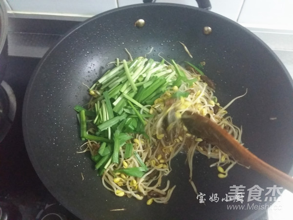 Stir-fried Leek with Soy Sprouts recipe