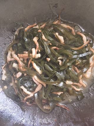 Stir-fried Shredded Kelp with Pork recipe