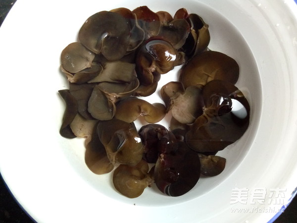 Stir-fried Winter Bamboo Shoots with Black Fungus recipe