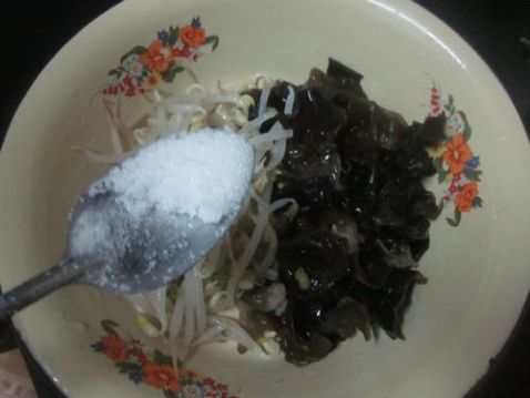 Fungus Mixed with Bean Sprouts recipe