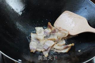 Stir-fried Bacon with Wormwood recipe