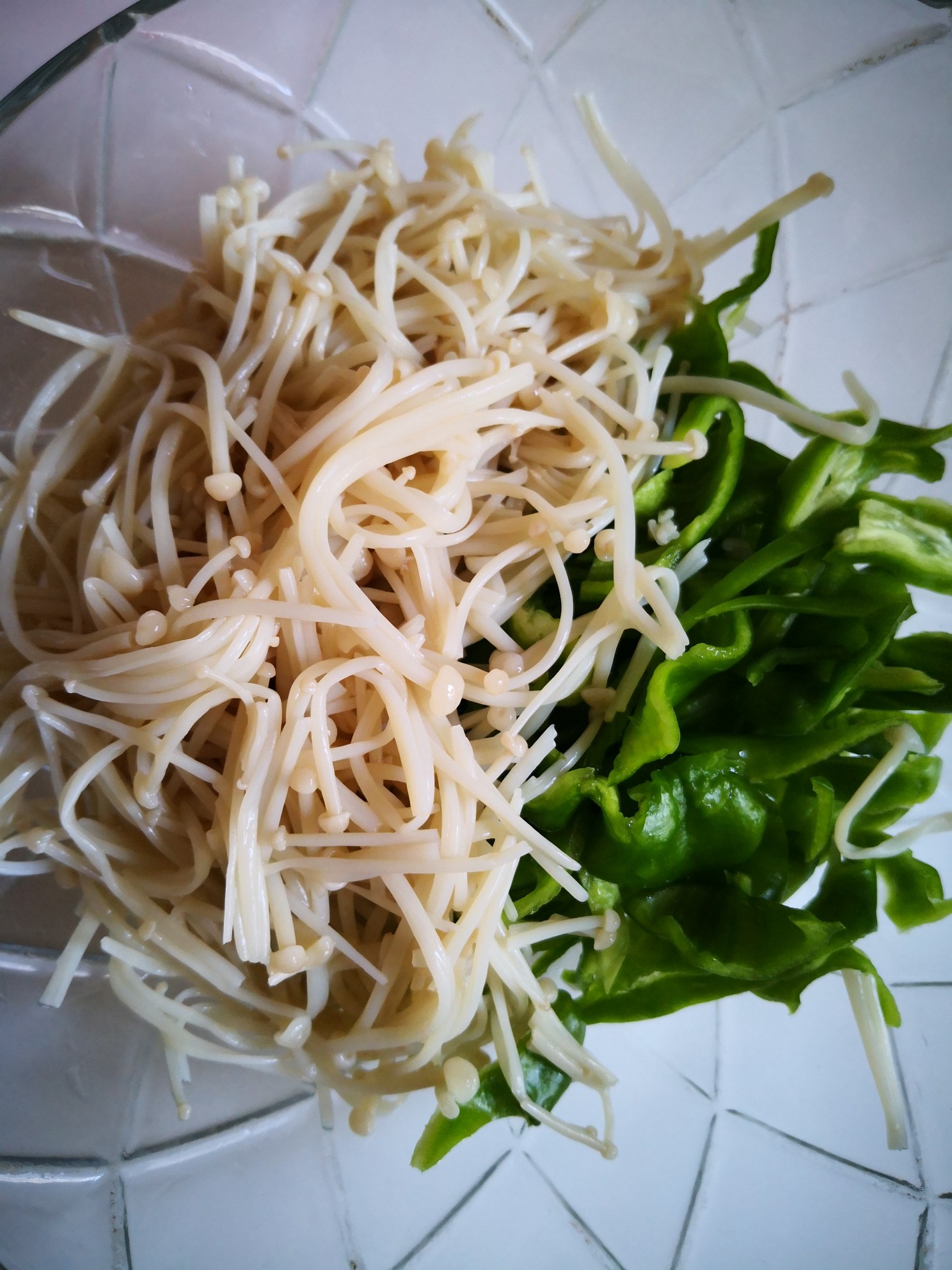Enoki Mushrooms Mixed with Green Pepper Shreds recipe
