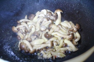 Stir-fried Mushroom and Egg with Crab Flavor with Leek recipe
