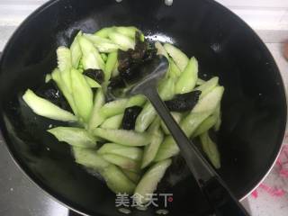 Fried Edamame with Loofah and Fungus recipe