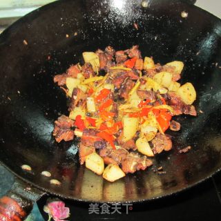 Stir-fried Cured Chicken Drumstick with Diced Potatoes recipe