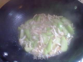 Stir-fried Loofah and White Jade Mushroom recipe