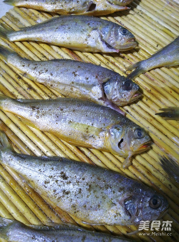 Dry Fried Small Yellow Croaker recipe