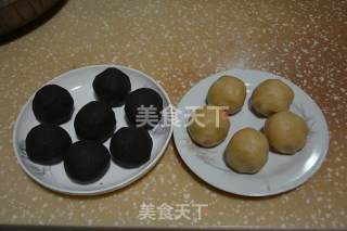 Cantonese Egg Yolk Mooncake recipe