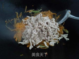 Stir-fried Shredded Pork with Light Carrot recipe