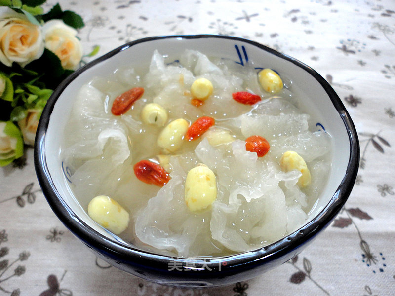 White Fungus and Lotus Seed Soup recipe