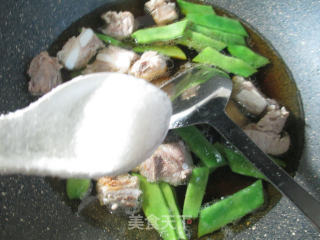 Braised Pork Ribs with Oiled Beans recipe