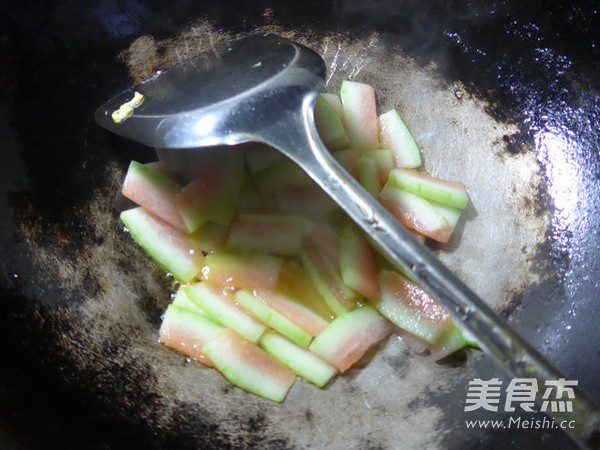 Scrambled Eggs with Watermelon Peel recipe