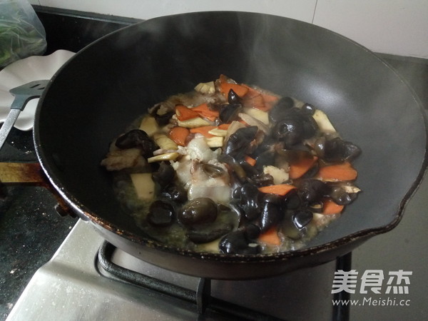 Stir-fried Winter Bamboo Shoots with Black Fungus recipe