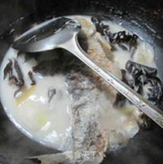 Black Fungus River Crucian Fish Soup recipe