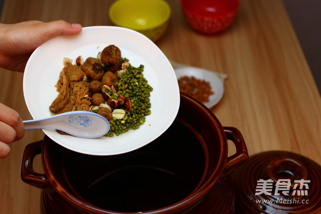 Cantonese Sweet Drink-bamboo Fungus, Lotus Seed and Mung Bean Syrup recipe