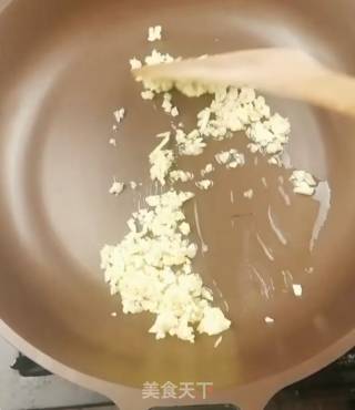 Lettuce Drizzled with Garlic and Spicy Oil recipe