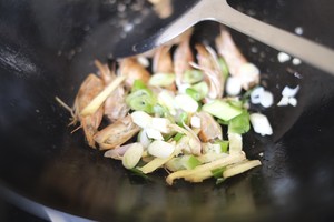 Low-calorie Fast and Delicious Fresh Shrimp and White Jade Mushroom (seafood Mushroom) Soup recipe