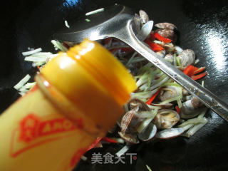 Stir-fried Clams with Red Pepper and Leek Buds recipe