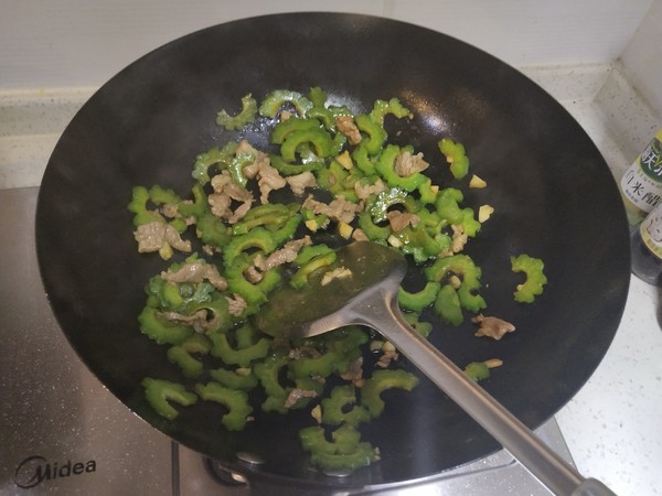 Stir-fried Pork with Bitter Gourd for Clearing Heat and Detoxifying recipe