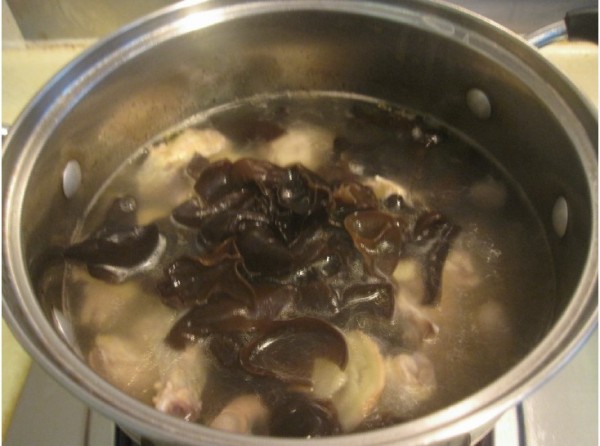 Wine-flavored Black Fungus Pot Chicken recipe