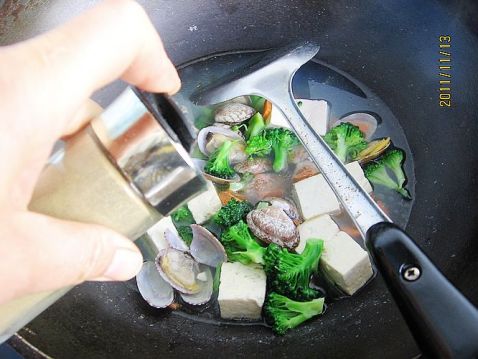 Tofu Soup with Clams and Broccoli recipe