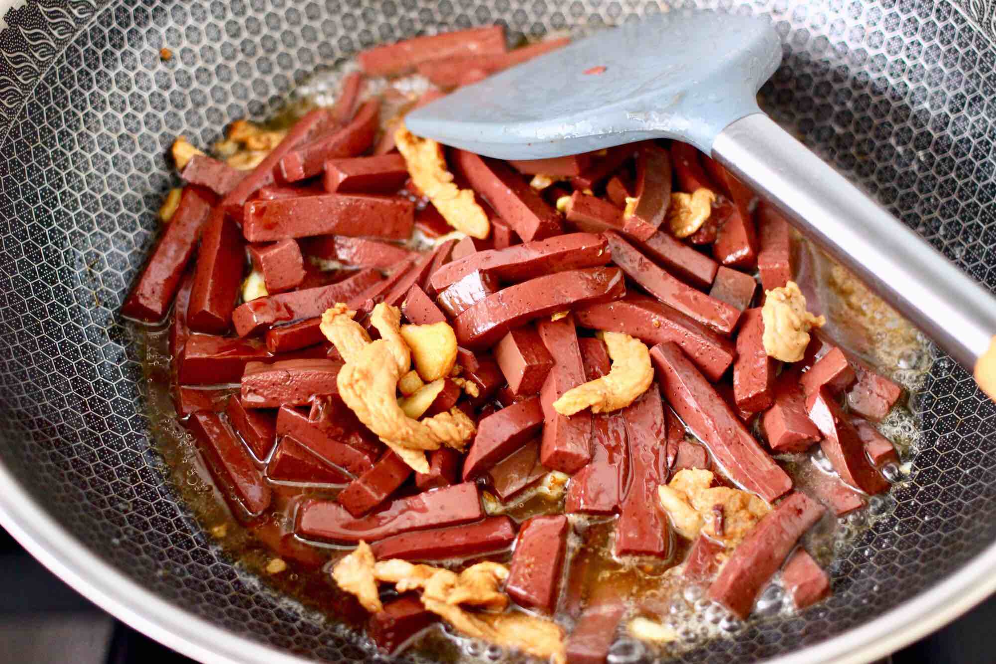 Stir-fried Pork Blood with Garlic Plum Pork recipe