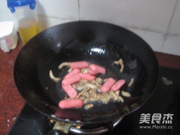 Stir-fried Shredded Lettuce with Small Sausage recipe