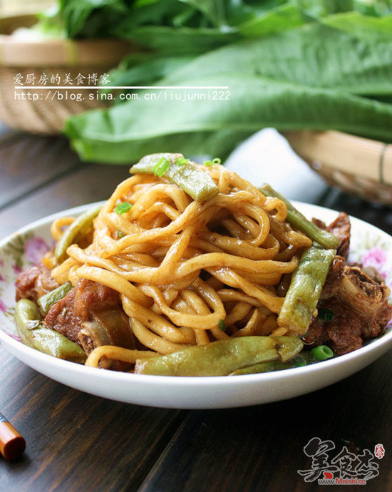 Braised Noodles with Beans and Pork Ribs recipe