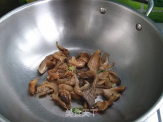Stir-fried Loofah with White Mushrooms recipe