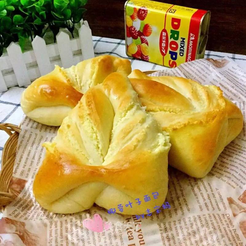 #aca烤明星大赛# Uniquely Shaped Coconut Bread with Leaves