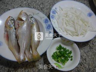 Yellow Croaker Soup with Shredded Radish recipe