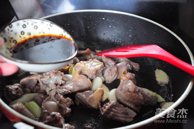 Stir-fried Pigeon with Mushrooms and Dried Bamboo Shoots recipe