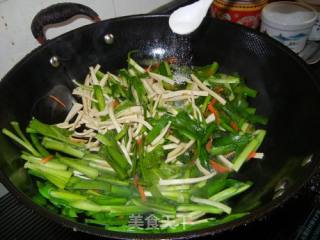 Stir-fried Leeks with Shredded Carrots and Tea recipe