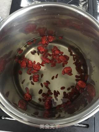 Rock Sugar Wolfberry Peach Gum Mixed with Milk recipe