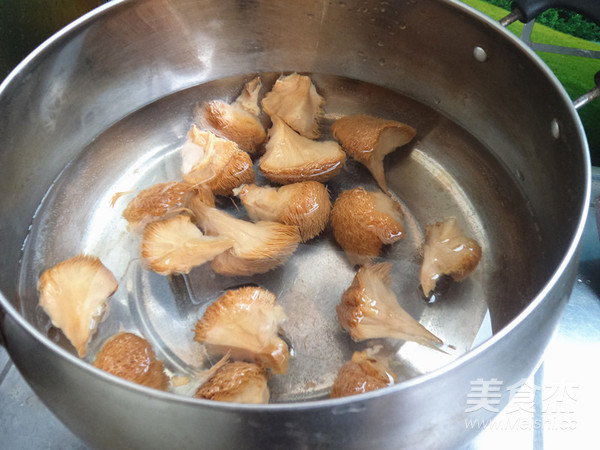 Beef Balls in Claypot with Hericium recipe