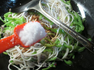 Fried Noodles with Shredded Pork and Pepper recipe