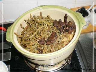 Braised Pork Belly with Chestnut and Dried Beans recipe