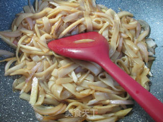 Stir-fried Hor Fun with Onion and Zizania recipe