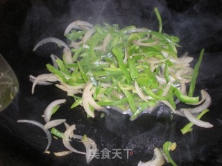Green Pepper Shredded Pork Topped with Noodles recipe