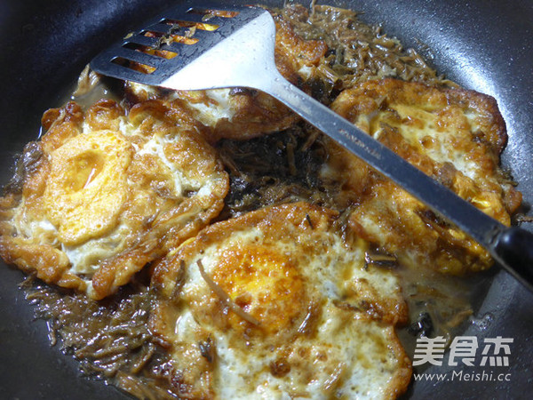 Fried Lotus Leaf Egg with Dried Vegetables recipe