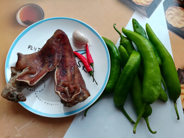 Stir-fried Pork Ears with Green Peppers recipe
