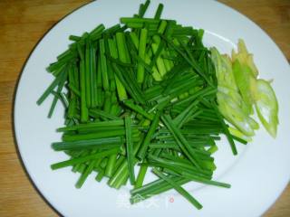 Stir-fried Eggs with White Fungus and Leek Moss recipe