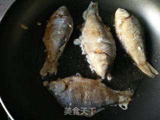 Pan-fried Small Crucian Carp recipe