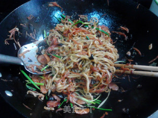 Stir-fried Instant Noodles with Mushrooms and Carrots recipe