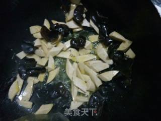 Stir-fried Cat Ears with Wood Ear Sausage recipe